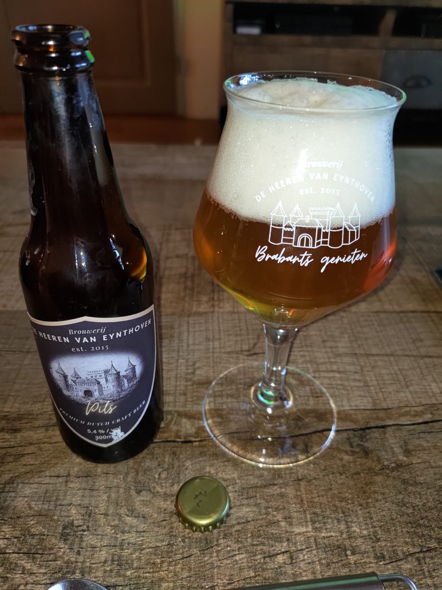 Glas bier bij het raam